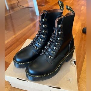 Dr. Martens Leona vintage smooth leather heeled boots - women’s size 7